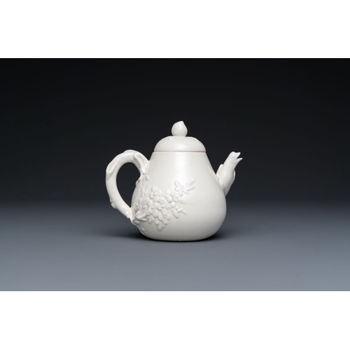 134 - A Chinese white-glazed teapot, inscribed Yi Gong, 18/19th C.L.: 14 cm - H.: 12 cm