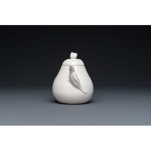 134 - A Chinese white-glazed teapot, inscribed Yi Gong, 18/19th C.L.: 14 cm - H.: 12 cm