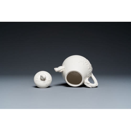 134 - A Chinese white-glazed teapot, inscribed Yi Gong, 18/19th C.L.: 14 cm - H.: 12 cm