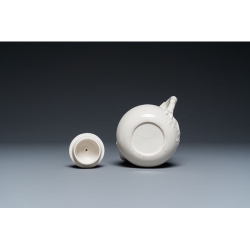 134 - A Chinese white-glazed teapot, inscribed Yi Gong, 18/19th C.L.: 14 cm - H.: 12 cm