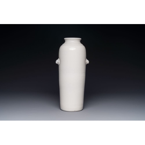 136 - A Chinese Dehua blanc de Chine vase with anhua floral design, KangxiH.: 28,6 cm