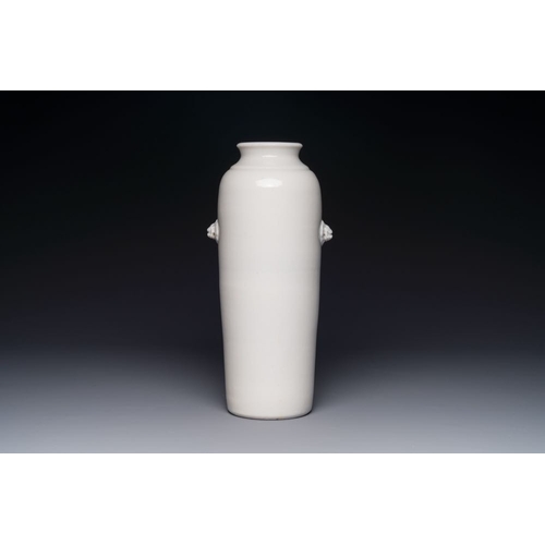 136 - A Chinese Dehua blanc de Chine vase with anhua floral design, KangxiH.: 28,6 cm