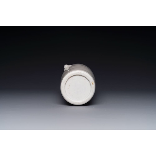 136 - A Chinese Dehua blanc de Chine vase with anhua floral design, KangxiH.: 28,6 cm