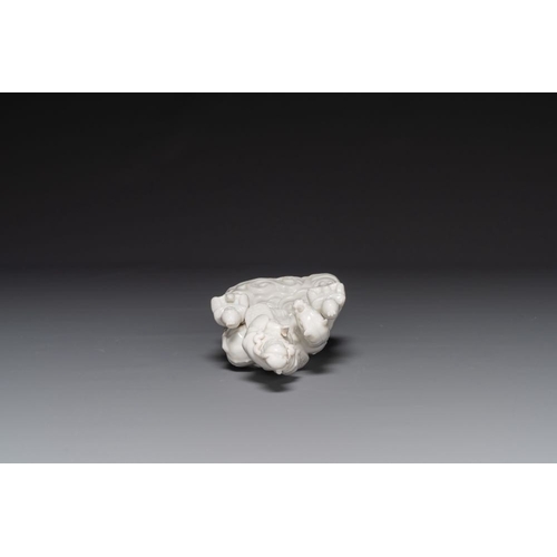 142 - A Chinese Dehua blanc de Chine group of Guandi on horseback and two attendants, KangxiH.: 20,5 cm 
 ... 