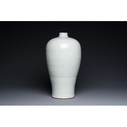 145 - A large Chinese tianbai-type 'meiping' vase with floral anhua design, Ming, 15th C.H.: 43,5 cm
 
 Pr... 