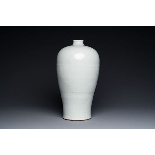 145 - A large Chinese tianbai-type 'meiping' vase with floral anhua design, Ming, 15th C.H.: 43,5 cm
 
 Pr... 