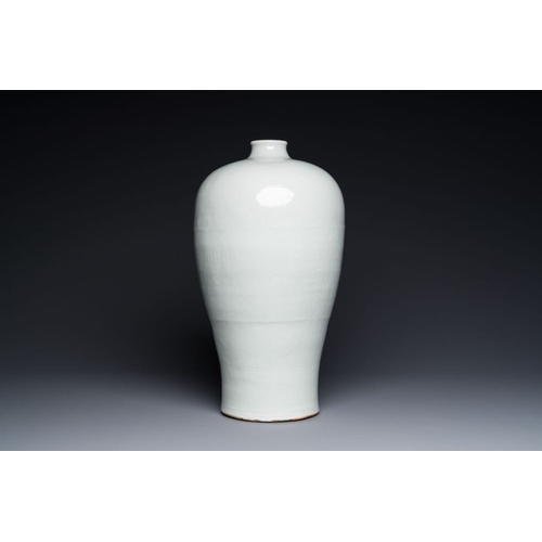 145 - A large Chinese tianbai-type 'meiping' vase with floral anhua design, Ming, 15th C.H.: 43,5 cm
 
 Pr... 