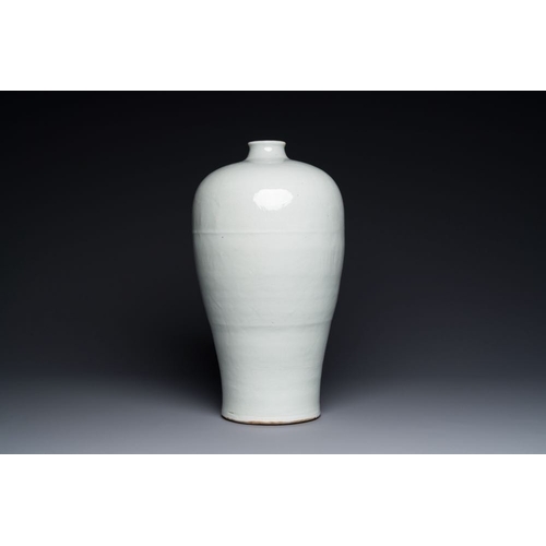 145 - A large Chinese tianbai-type 'meiping' vase with floral anhua design, Ming, 15th C.H.: 43,5 cm
 
 Pr... 