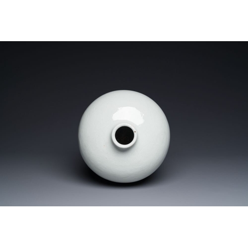 145 - A large Chinese tianbai-type 'meiping' vase with floral anhua design, Ming, 15th C.H.: 43,5 cm
 
 Pr... 