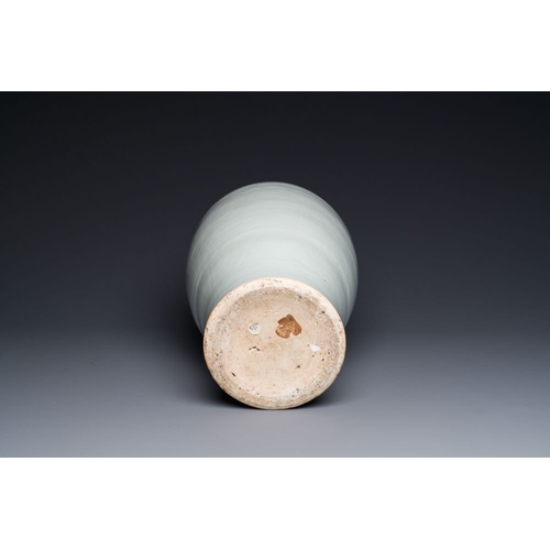 145 - A large Chinese tianbai-type 'meiping' vase with floral anhua design, Ming, 15th C.H.: 43,5 cm
 
 Pr... 