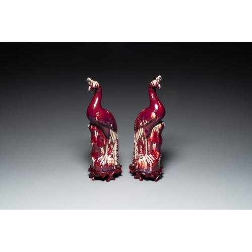 149 - A pair of Chinese flambe-glazed models of peacocks on wooden stands, 19th C.H.: 45,5 cm (incl. stand... 
