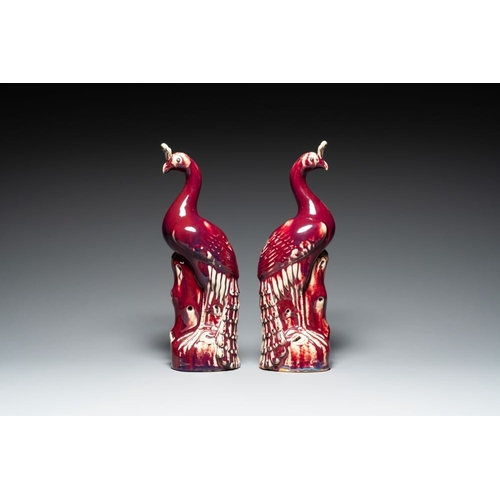 149 - A pair of Chinese flambe-glazed models of peacocks on wooden stands, 19th C.H.: 45,5 cm (incl. stand... 