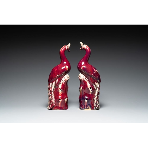 149 - A pair of Chinese flambe-glazed models of peacocks on wooden stands, 19th C.H.: 45,5 cm (incl. stand... 