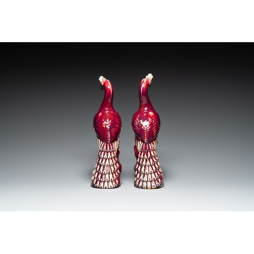 149 - A pair of Chinese flambe-glazed models of peacocks on wooden stands, 19th C.H.: 45,5 cm (incl. stand... 