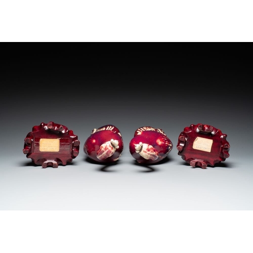 149 - A pair of Chinese flambe-glazed models of peacocks on wooden stands, 19th C.H.: 45,5 cm (incl. stand... 