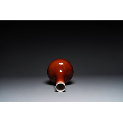 172 - A Chinese copper-red-glazed bottle vase, 19th C.H.: 37,5 cm
