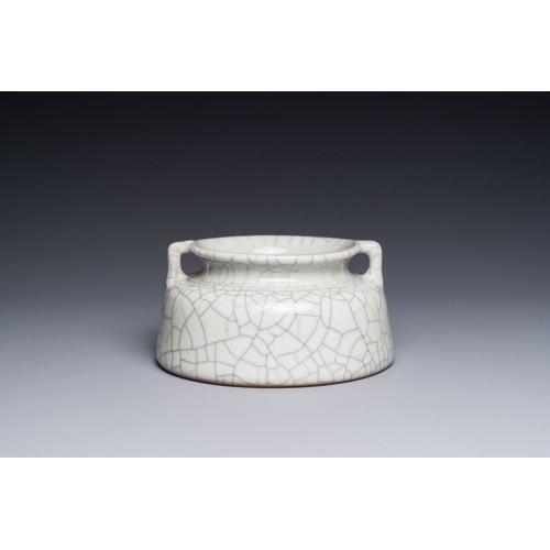 177 - A Chinese ge-type brush washer, 18/19th C.L.: 12,5 cm - H.: 6,5 cm