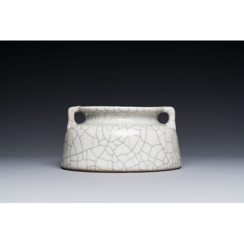 177 - A Chinese ge-type brush washer, 18/19th C.L.: 12,5 cm - H.: 6,5 cm