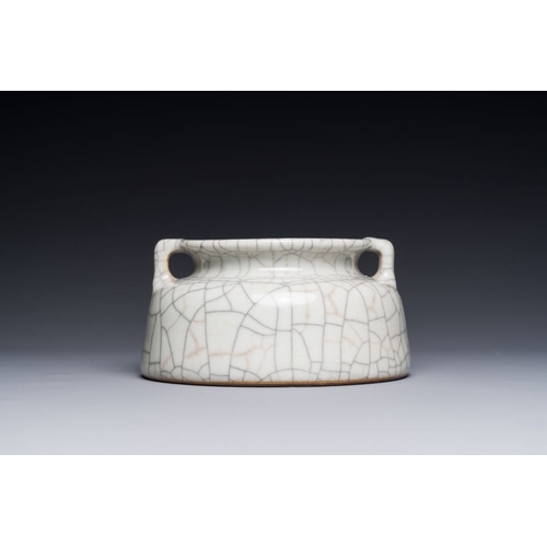 177 - A Chinese ge-type brush washer, 18/19th C.L.: 12,5 cm - H.: 6,5 cm