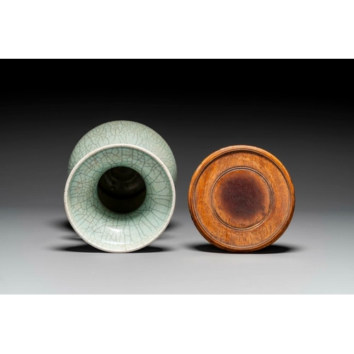179 - A Chinese ge-type vase on wooden stand, 19/20th C.H.: 43 cm (incl. stand)H.: 40 cm (the vase)
 
 Pro... 