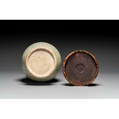 179 - A Chinese ge-type vase on wooden stand, 19/20th C.H.: 43 cm (incl. stand)H.: 40 cm (the vase)
 
 Pro... 