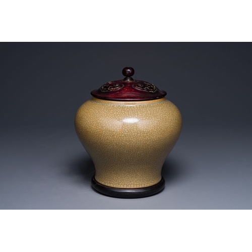 180 - A Chinese ge-type pot with wooden lid and stand, 19th C.H.: 28 cm (incl. cover and stand)H.: 19,8 (t... 