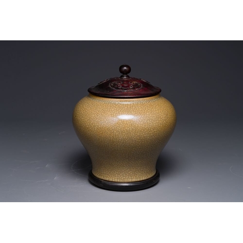 180 - A Chinese ge-type pot with wooden lid and stand, 19th C.H.: 28 cm (incl. cover and stand)H.: 19,8 (t... 