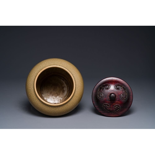 180 - A Chinese ge-type pot with wooden lid and stand, 19th C.H.: 28 cm (incl. cover and stand)H.: 19,8 (t... 