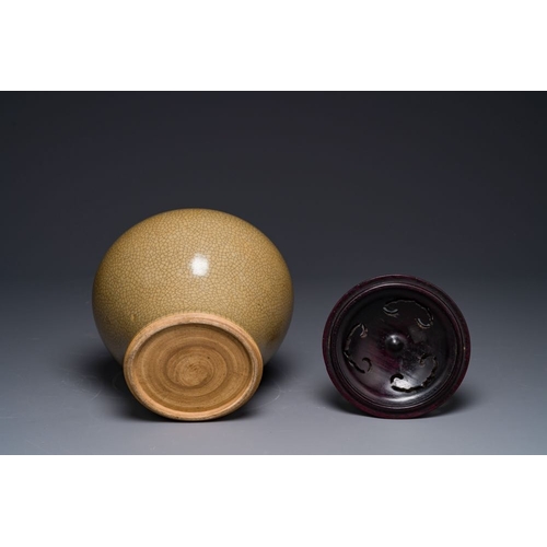 180 - A Chinese ge-type pot with wooden lid and stand, 19th C.H.: 28 cm (incl. cover and stand)H.: 19,8 (t... 