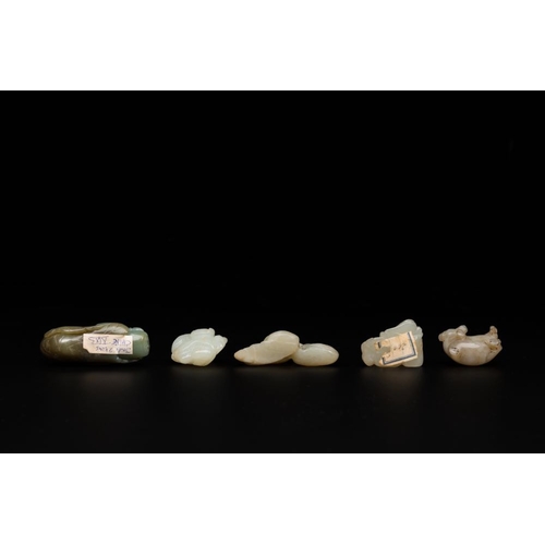 245 - Five Chinese white and celadon jade sculptures of boys and Buddha, 18/19th C.L.: 6,5 cm - H.: 4,5 cm... 