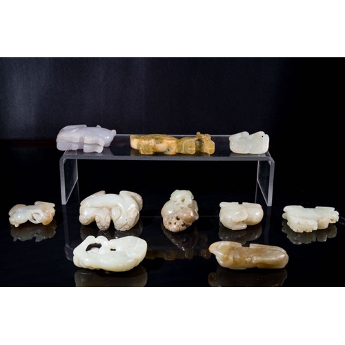 246 - Ten Chinese jade sculptures of animals, QingL.: 3,2 cm - H: 1,5 cm (the largest, horse with carriage... 