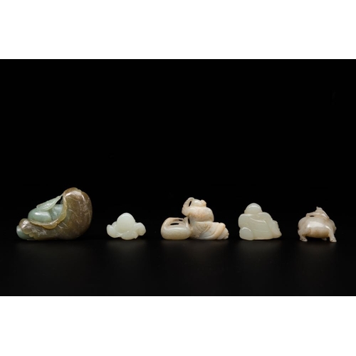 245 - Five Chinese white and celadon jade sculptures of boys and Buddha, 18/19th C.L.: 6,5 cm - H.: 4,5 cm... 