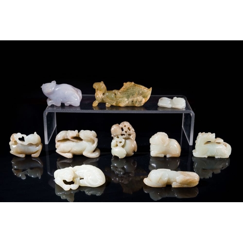 246 - Ten Chinese jade sculptures of animals, QingL.: 3,2 cm - H: 1,5 cm (the largest, horse with carriage... 