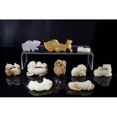 246 - Ten Chinese jade sculptures of animals, QingL.: 3,2 cm - H: 1,5 cm (the largest, horse with carriage... 