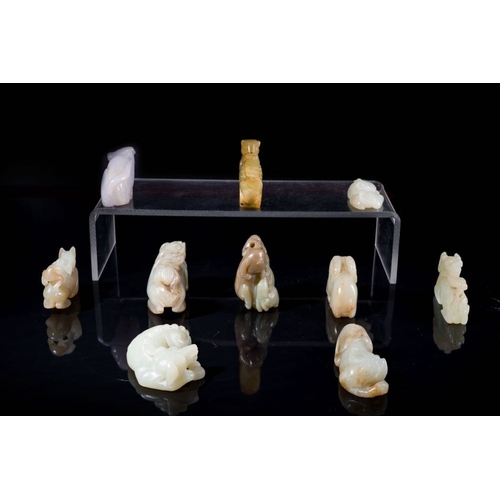 246 - Ten Chinese jade sculptures of animals, QingL.: 3,2 cm - H: 1,5 cm (the largest, horse with carriage... 