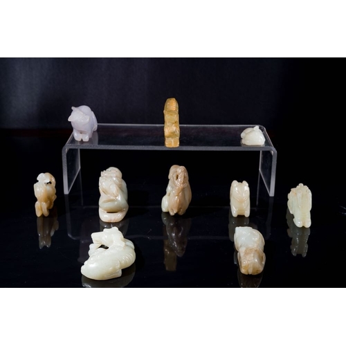246 - Ten Chinese jade sculptures of animals, QingL.: 3,2 cm - H: 1,5 cm (the largest, horse with carriage... 