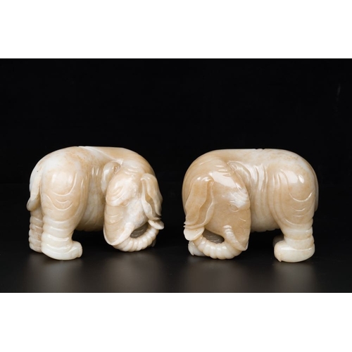 253 - A pair of Chinese white and russet jade sculptures of elephants, QianlongL.: 15 cm - H.: 12 cm (each... 