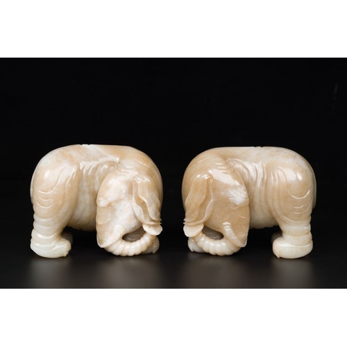 253 - A pair of Chinese white and russet jade sculptures of elephants, QianlongL.: 15 cm - H.: 12 cm (each... 