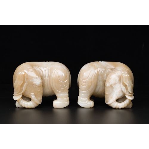 253 - A pair of Chinese white and russet jade sculptures of elephants, QianlongL.: 15 cm - H.: 12 cm (each... 