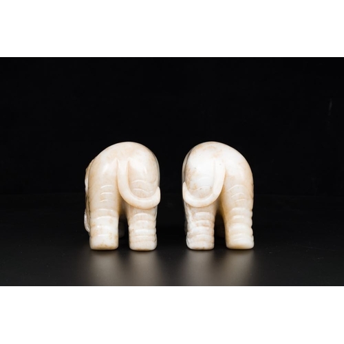253 - A pair of Chinese white and russet jade sculptures of elephants, QianlongL.: 15 cm - H.: 12 cm (each... 
