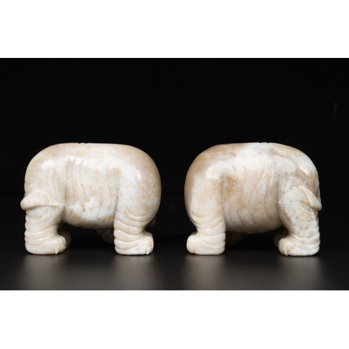 253 - A pair of Chinese white and russet jade sculptures of elephants, QianlongL.: 15 cm - H.: 12 cm (each... 