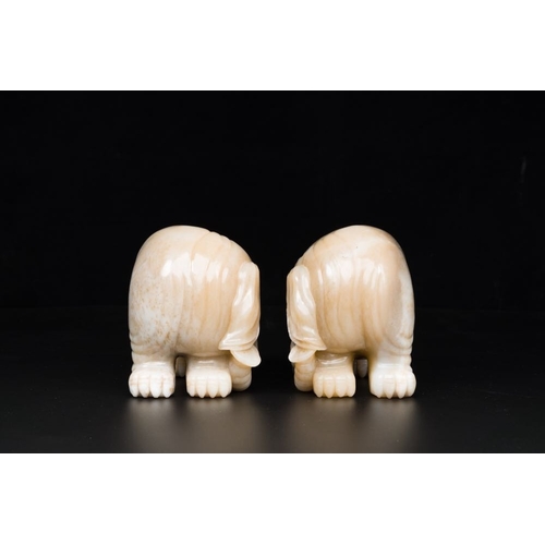 253 - A pair of Chinese white and russet jade sculptures of elephants, QianlongL.: 15 cm - H.: 12 cm (each... 