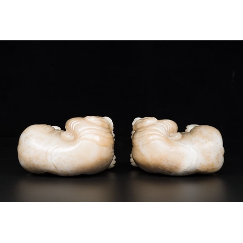 253 - A pair of Chinese white and russet jade sculptures of elephants, QianlongL.: 15 cm - H.: 12 cm (each... 