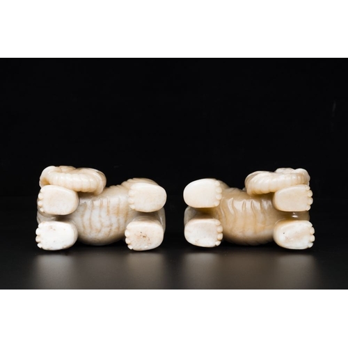 253 - A pair of Chinese white and russet jade sculptures of elephants, QianlongL.: 15 cm - H.: 12 cm (each... 
