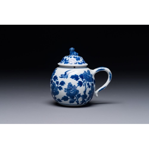 269 - A Chinese blue and white mustard jar and cover with floral design, KangxiH.: 10 cm - L.: 11,4 cm... 