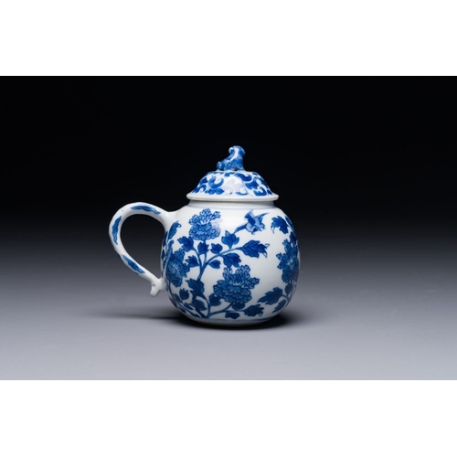 269 - A Chinese blue and white mustard jar and cover with floral design, KangxiH.: 10 cm - L.: 11,4 cm... 