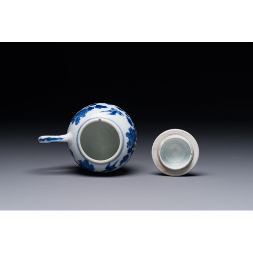 269 - A Chinese blue and white mustard jar and cover with floral design, KangxiH.: 10 cm - L.: 11,4 cm... 