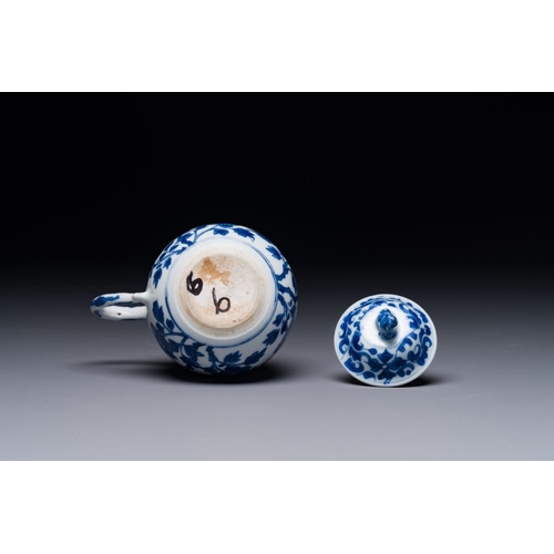 269 - A Chinese blue and white mustard jar and cover with floral design, KangxiH.: 10 cm - L.: 11,4 cm... 