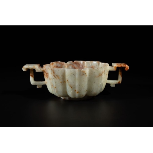 100 - A Chinese celadon and russet jade wedding cup, 18th C.L.: 19 cm - H.: 5,9 cm Weight: 316 gramsThe ab... 