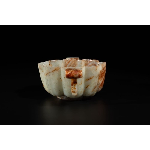 100 - A Chinese celadon and russet jade wedding cup, 18th C.L.: 19 cm - H.: 5,9 cm Weight: 316 gramsThe ab... 